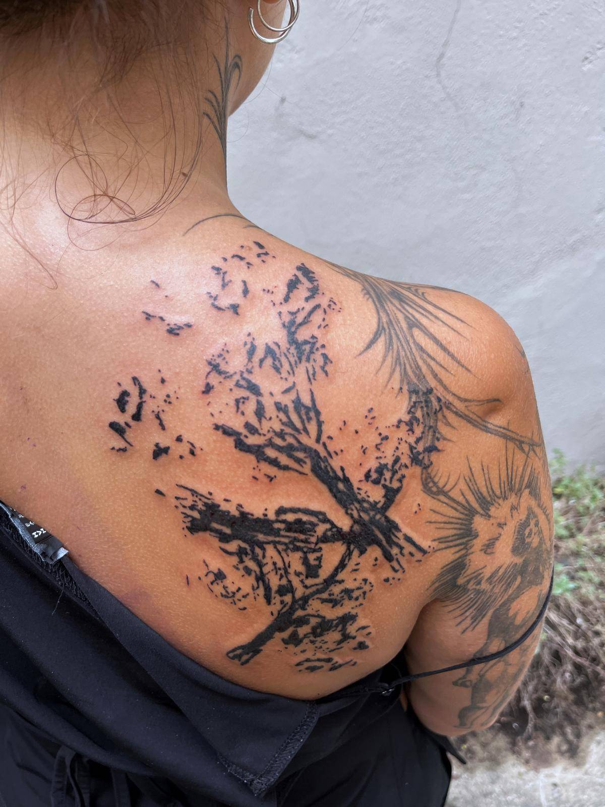 Tatouage motif tribal abstrait poignet